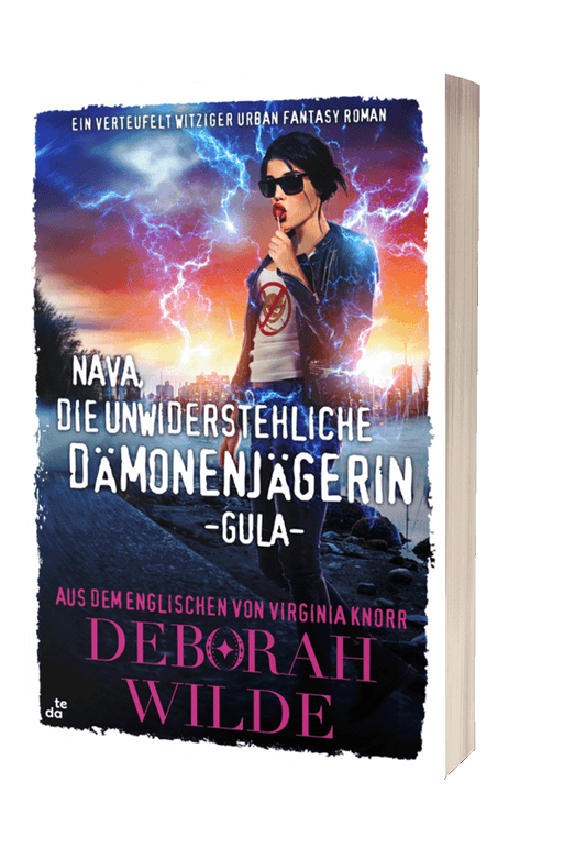 Paperback cover of "Nava Die Unwiderstehliche Damonenjagerin Gula" by Deborah Wilde. A brunette wearign a t-shirt with a "no demons" logo puts a lollipop to her lips as lightning forks around her and the Vancovuer waterfront.